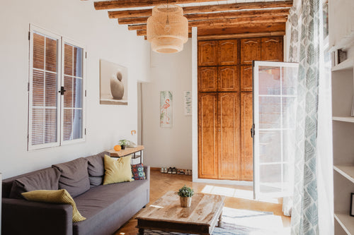 Cozy living room with sunlight, wooden ambiance, warm. | Mysigt vardagsrum med solljus, träambians, varmt.