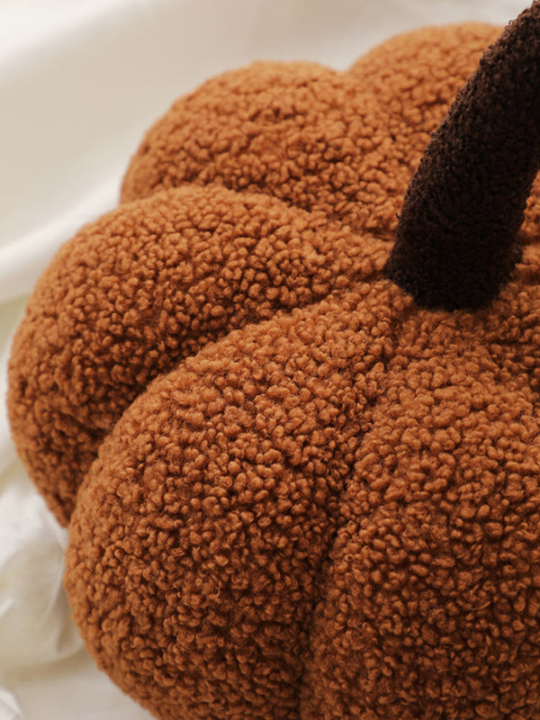 Closeup of brown pumpkin plush. | Närbild av brunt pumpamjukisdjur.