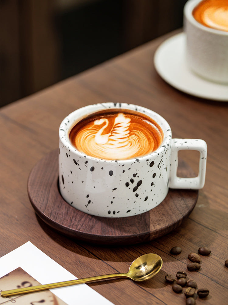 White coffee cup with coffee beans, barista style. | Vit kaffekopp med kaffebönor, baristastil.