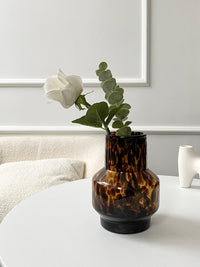 Small glass vase, leopard texture, with rose inside. | Liten glasvas, leopardtextur, med ros inuti.