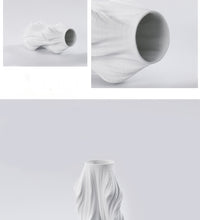 Stor vit keramikvas - flytande konstnärlig design för skandinavisk inredning