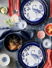 Blue crane plate with kimchi on table. | Blå kranplatta med kimchi på bord