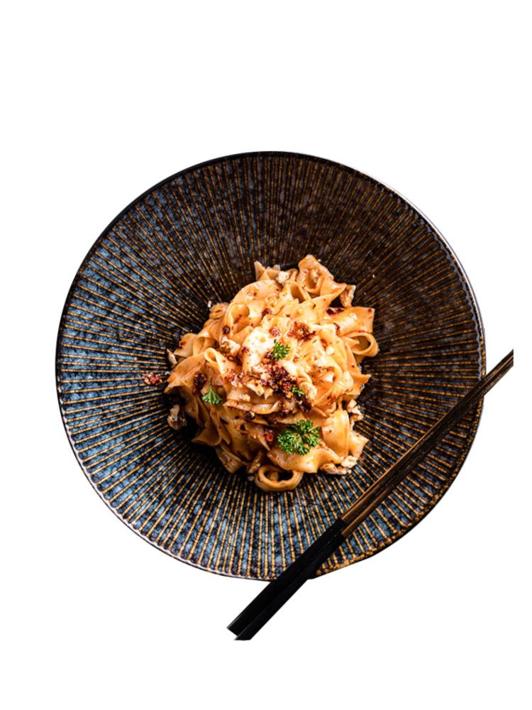 Textured black bowl, savory Japanese noodle dish, wooden chopsticks. | Texturerad svart skål, hjärtligt japanskt nudelrät, träpinnar.