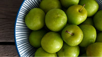  Green apples in white bowl, blue stripes. | Gröna äpplen i vit skål, blå ränder.