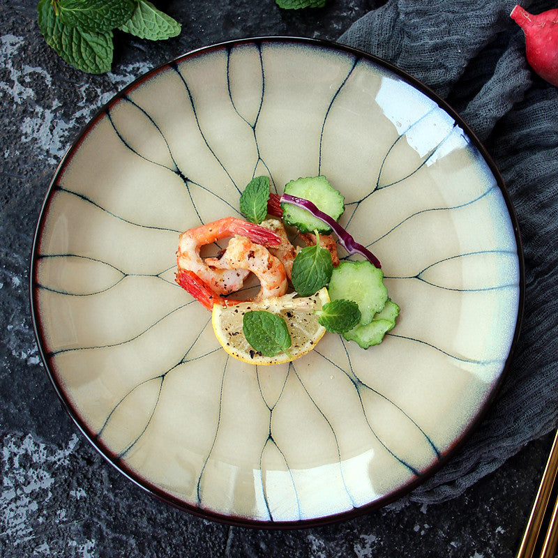 Elegant cracked plate, gourmet shrimp, herbs, lemon." | Elegant sprucken tallrik, gourmeträkor, örter, citron