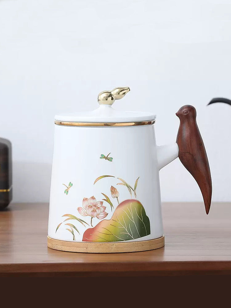 White cup with nature pattern, wooden magpie handle. | Vit kopp med naturmönster, träskatthandtag