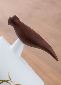 Close-up of wooden cup handle, magpie shaped. | Närbild av träkoppshandtag, skatformat.