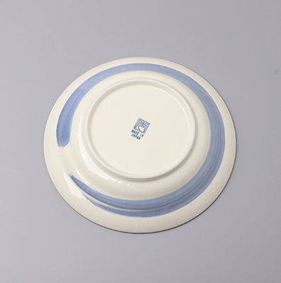 Round plate, blue swirl on white." | Rund tallrik, blå virvel på vit.