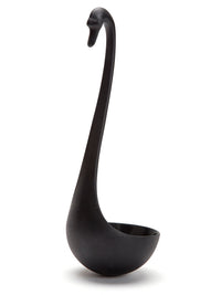  Sculptural black swan ladle, graceful neck, deep scoop, white background. | Skulptural svart svanformad slev, graciös hals, djupt skop, vit bakgrund.