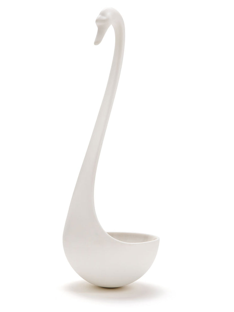 Sleek white swan ladle, curved neck, soft grey backdrop. | Stilren vit svanformad slev, böjd hals, mjuk grå bakgrund.