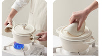 White trivet mat used as potholder in kitchen. | Vit grytunderlägg använd som grytlapp i kök.