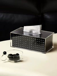 Acrylic tissue box on living room table, black. | Akryl näsduksask på vardagsrumsbord, svart.