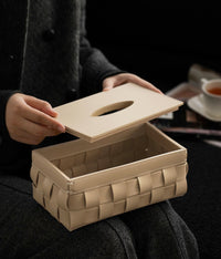 Cream leather tissue box with open lid. | Krämig lädernäsduksask med öppet lock.