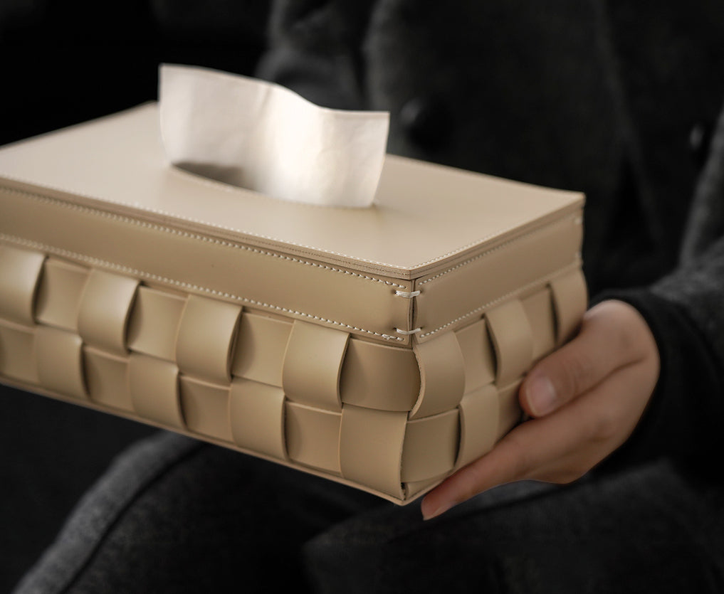 Leather tissue box showing handmade stitching. | Lädernäsduksask visar handgjorda sömmar.