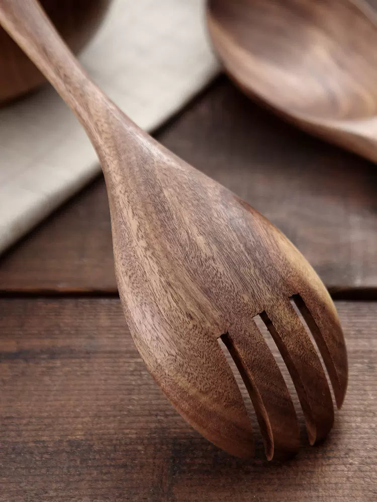 Close-up of wooden serving spork on wooden table. | Närbild av träservering gaffel-sked på träbord.