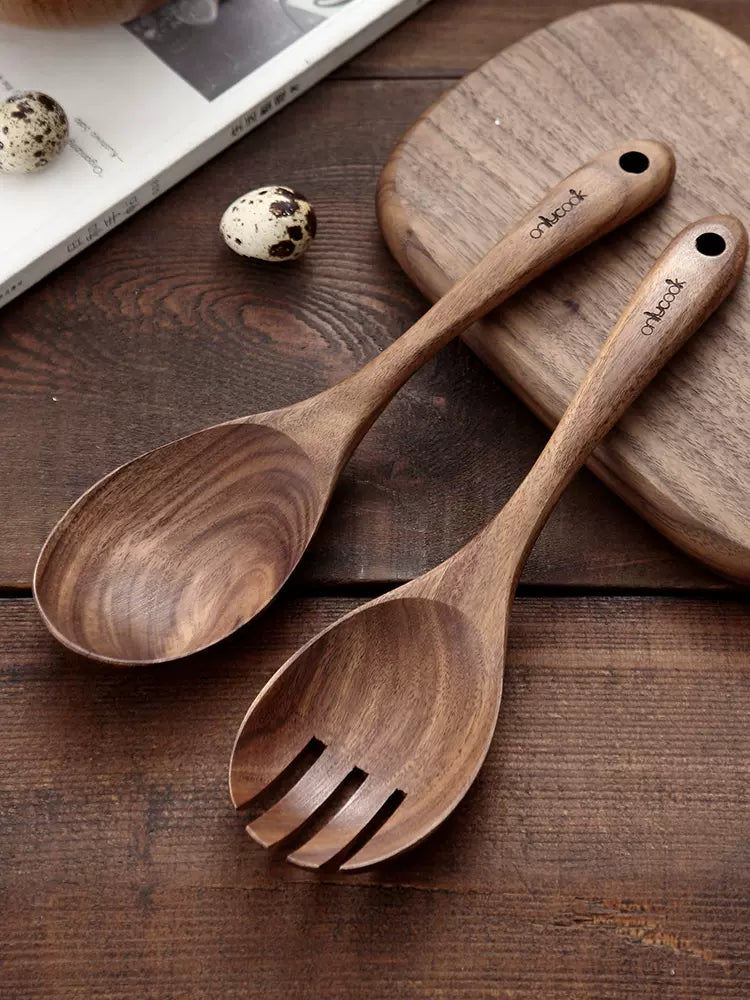 Set of wooden serving spoon and spork with quail egg. | Set träserveringssked och gaffel-sked med vaktelägg.